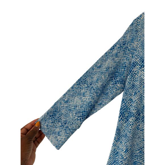 J. McLaughlin Button Up Blouse Blue White Stretch Croc Print V-Neck Size XS - Picture 4 of 11